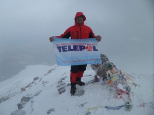 Димитър Костов развя знамето на ТЕЛЕПОЛ от връх Елбрус