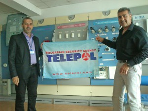 Управителят на ТЕЛЕПОЛ Стоян Ганев връчва фирменото знаме на Димитър Костов 